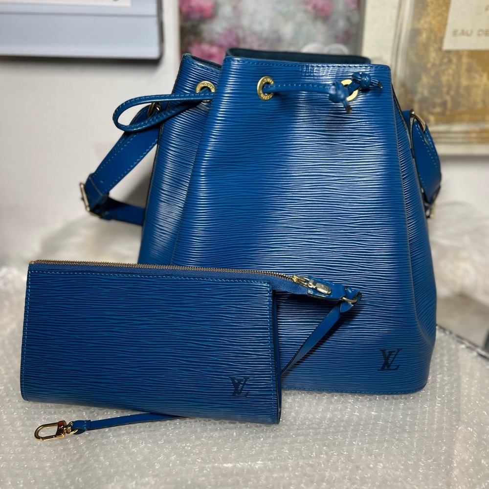 Louis Vuitton epi noe blue bucket with pouch